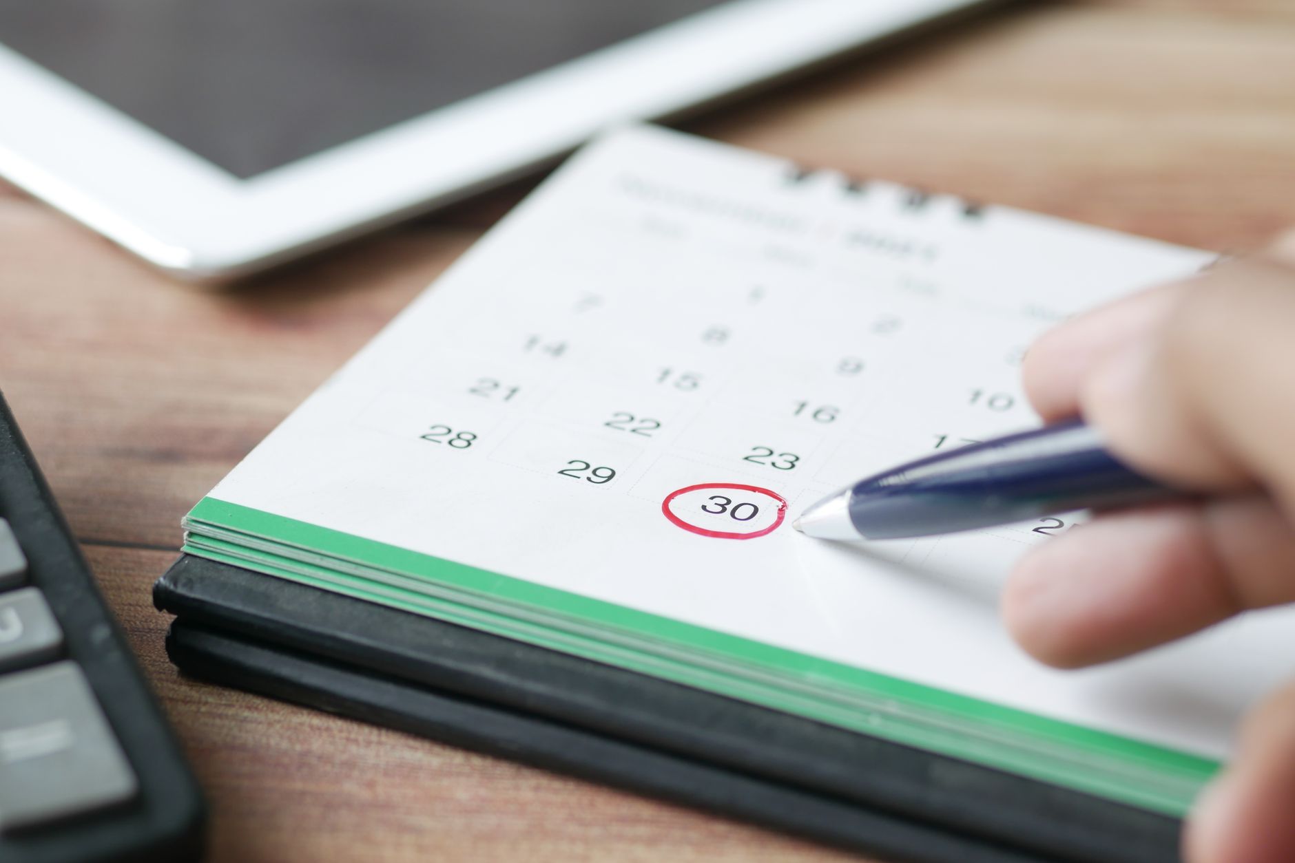 Ondernemer plant een consistente marketingstrategie op kantoor