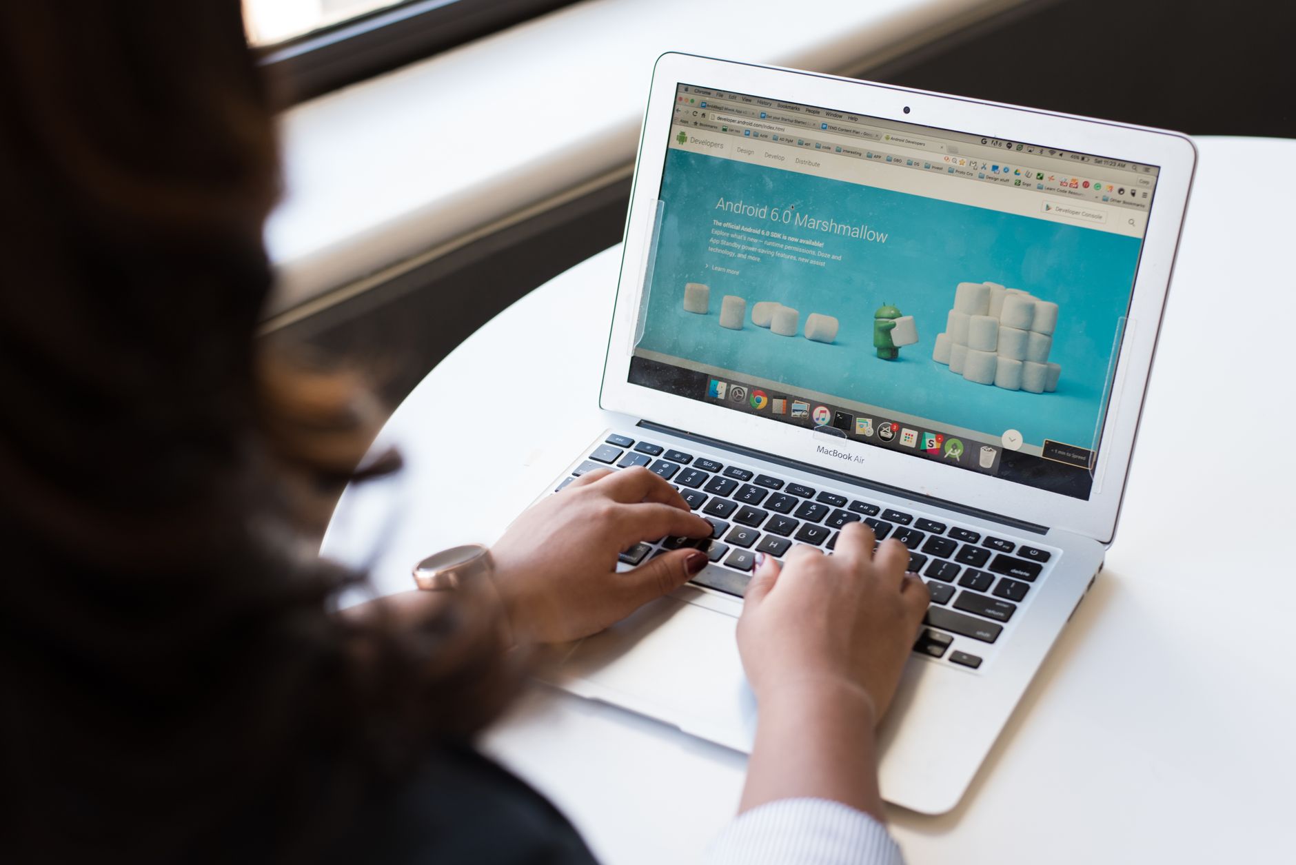 Ondernemer bekijkt een nieuwe website op laptop in kantooromgeving