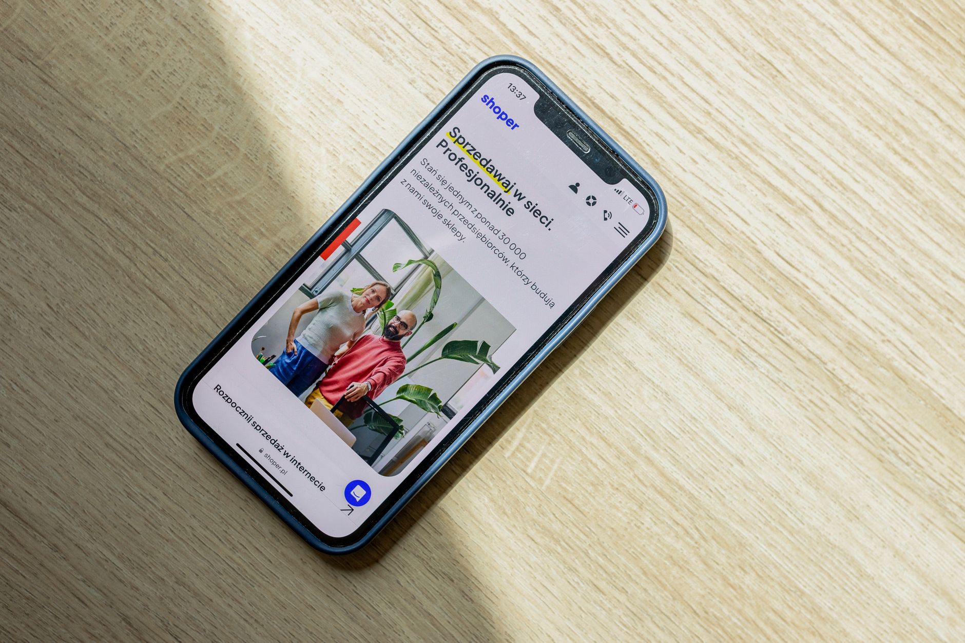 Persoon bekijkt een responsive website op een smartphone
