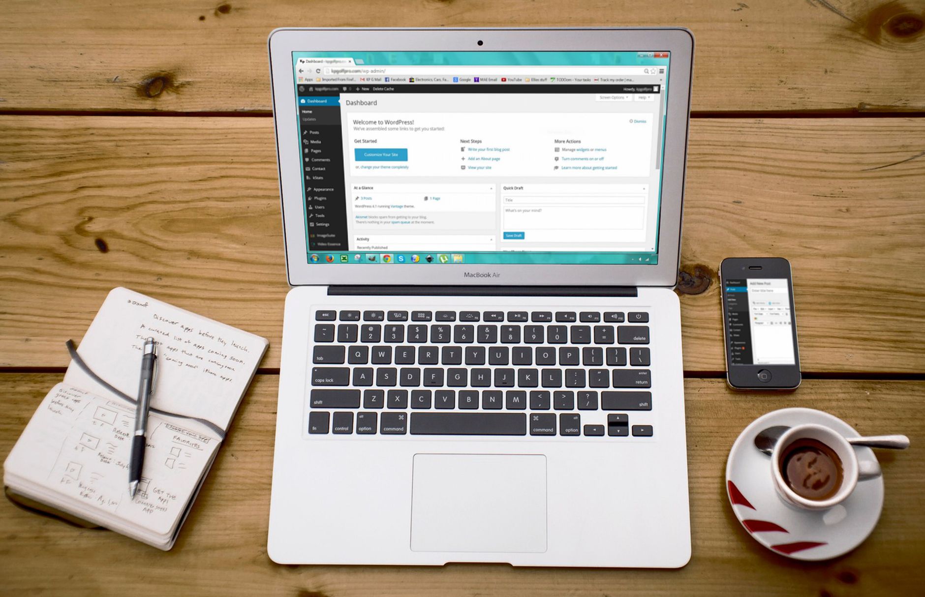 Ondernemer bekijkt het ontwerp van een one-pager website op een laptop