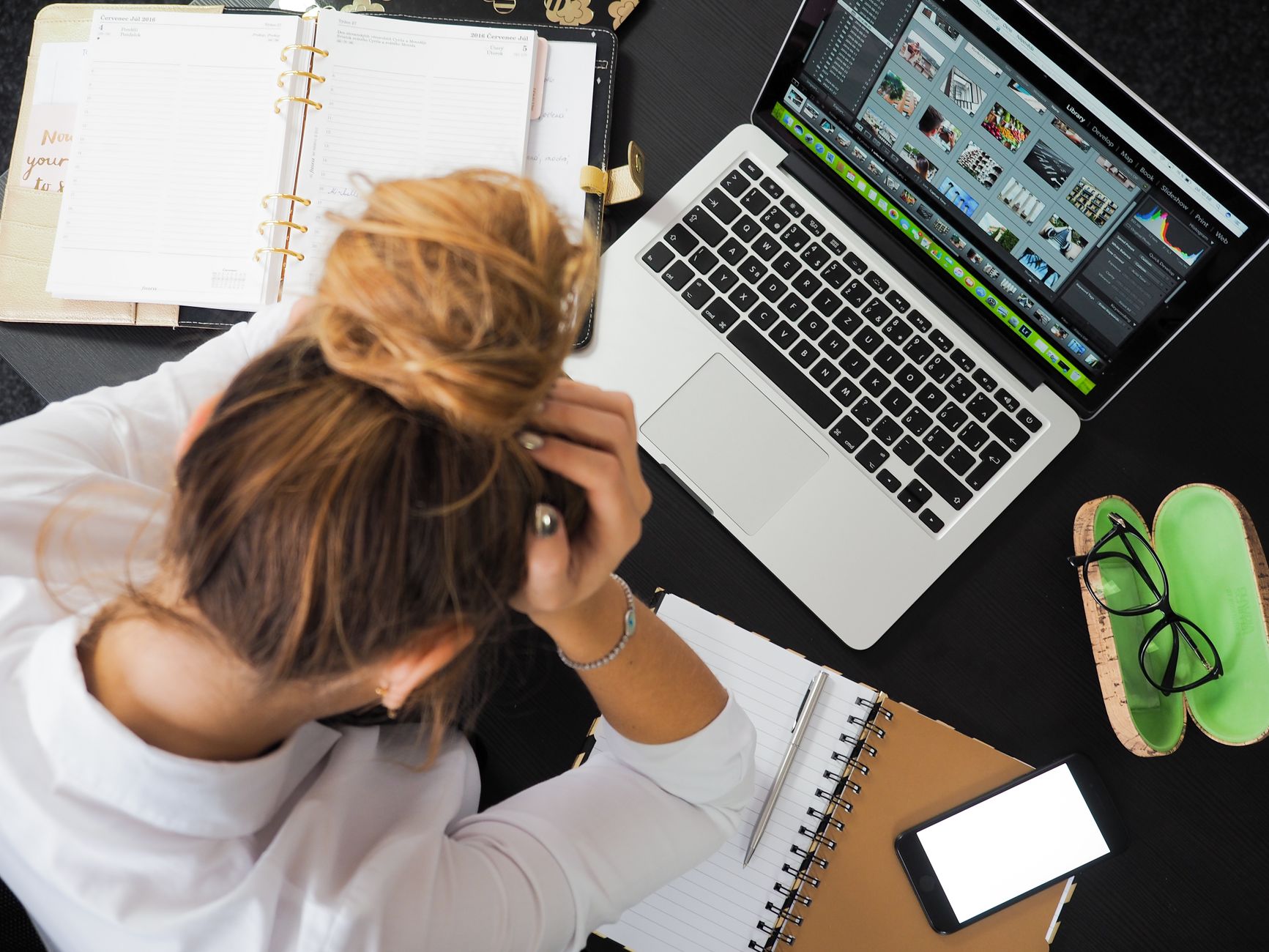 Ondernemer kijkt gefrustreerd naar een trage, verouderde website op laptop