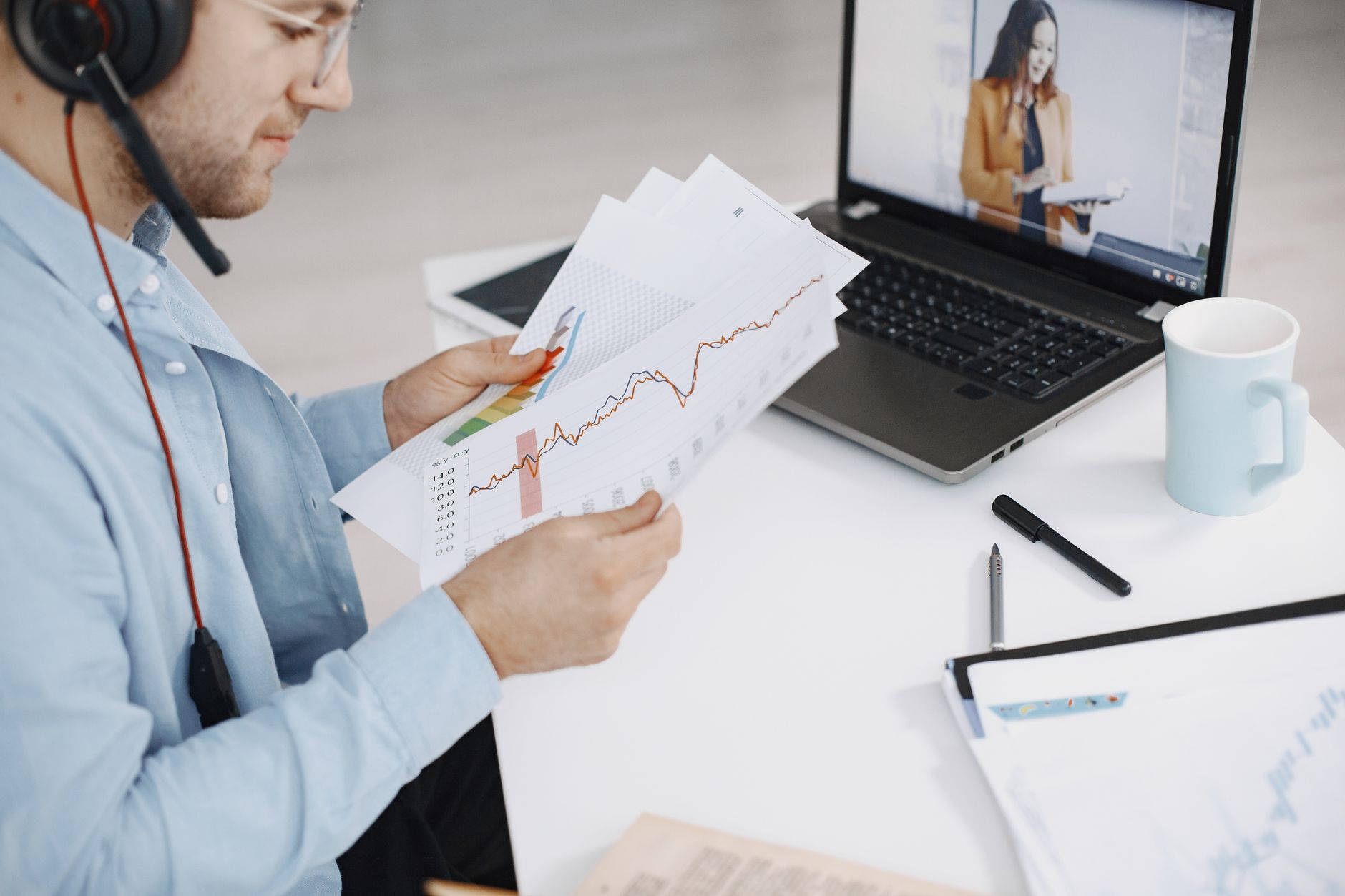Ondernemer bekijkt resultaten van online marketing op laptop