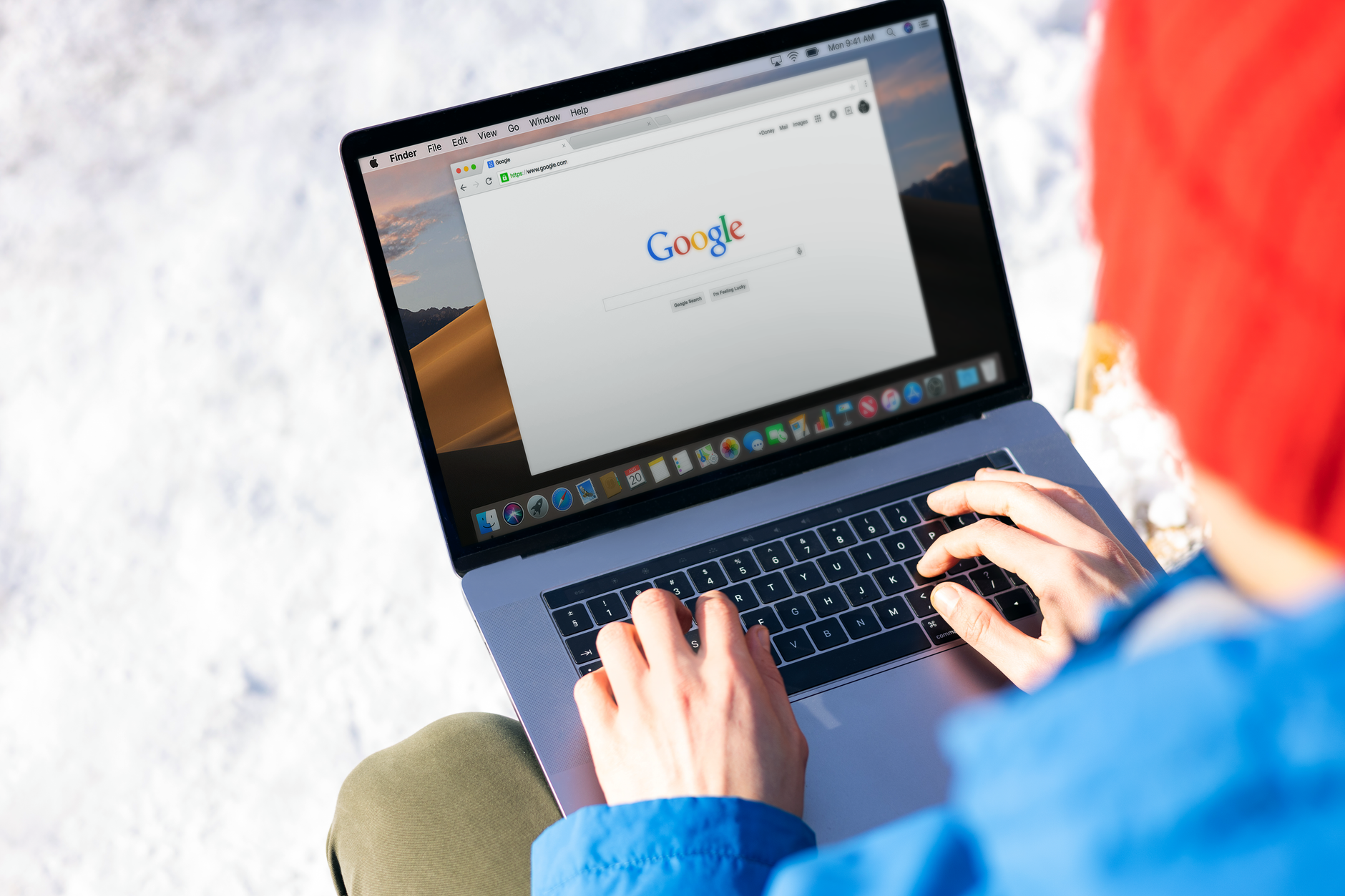 Ondernemer analyseert SEO-resultaten van zijn website op een laptop