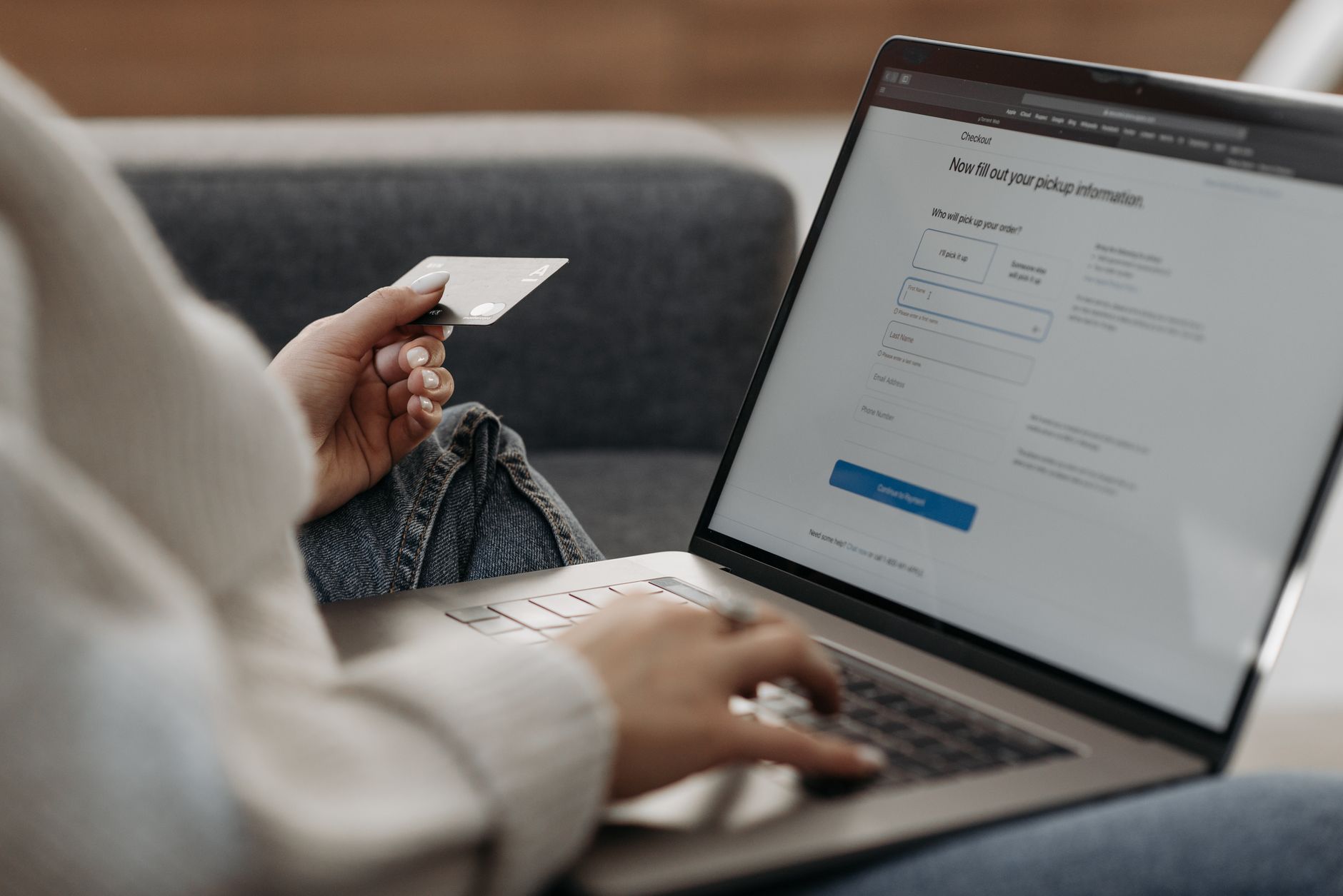 Klant rondt bestelling af in webshop op laptop