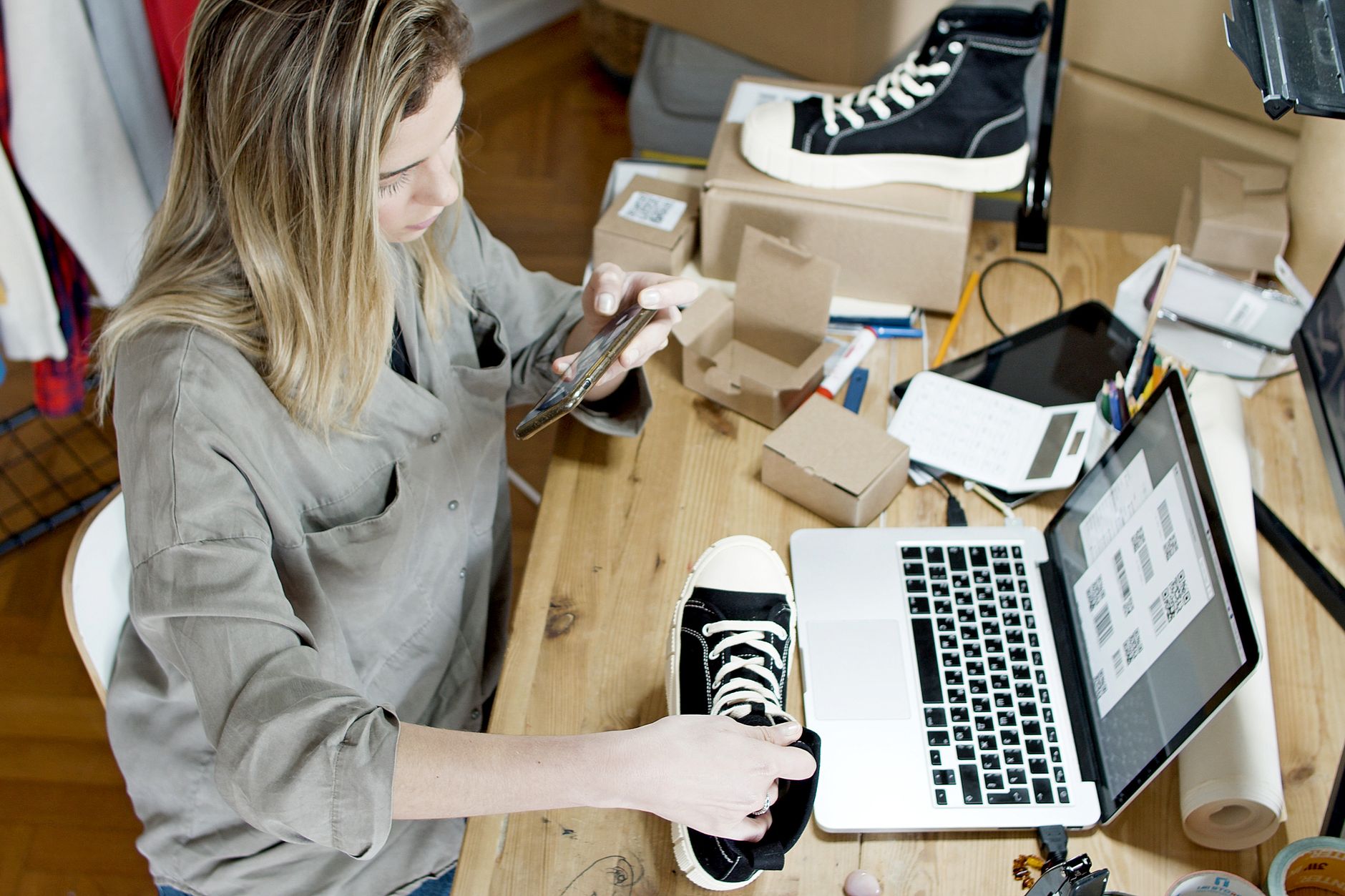 Ondernemer beheert webshop op laptop met Shopify en WooCommerce vergelijking